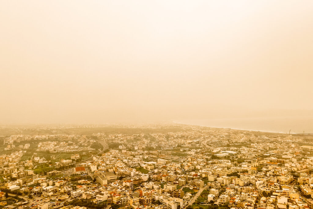 Καιρός: Υψηλές θερμοκρασίες, αφρικανική σκόνη και λασποβροχές από την Τρίτη (14/4)