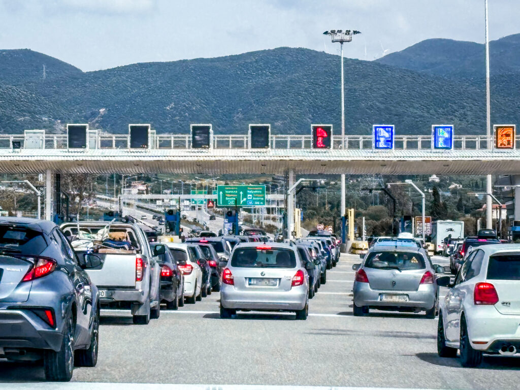 Ταλαιπωρία η επιστροφή των εκδρομέων του Πάσχα - Ουρές χιλιομέτρων σε Μάλγαρα και Κινέτα