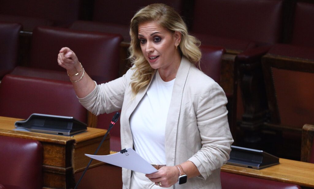 «Οπισθοδρομική κουλτούρα κυριαρχίας»: Αυτή είναι η φωτό του Κώστα Μπακογιάννη που έκανε έξαλλη τη Ραλλία Χρηστίδου