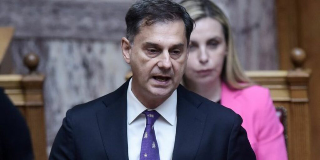 «Ξεσκονίζουν» πτυχία στη Βουλή - Μετά τον Λαζαρίδη ο Θεοχάρης