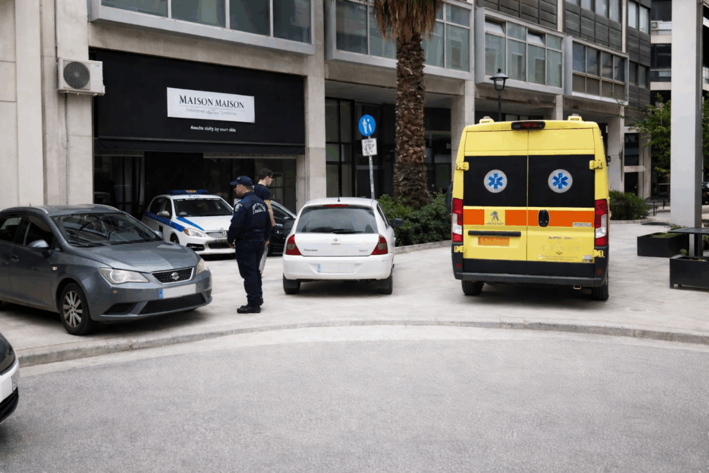 Νεκρή στο κέντρο της Αθήνας: Τα δύο σενάρια και ο 45χρονος Ιταλός με τις αμυχές