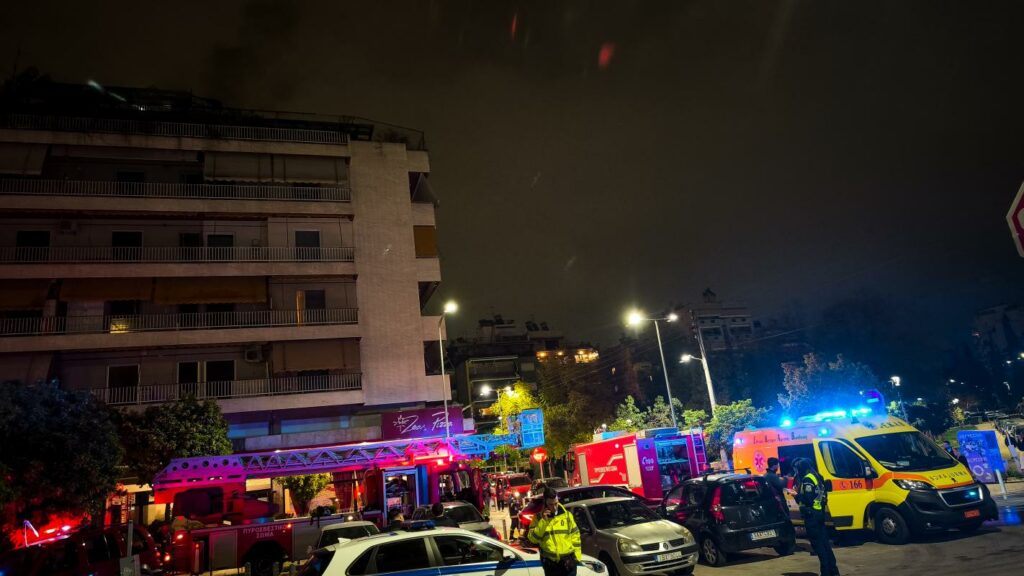 Τραγωδία στον Κολωνό - Δύο νεκροί και μία γυναίκα στο νοσοκομείο μετά από φωτιά σε διαμέρισμα