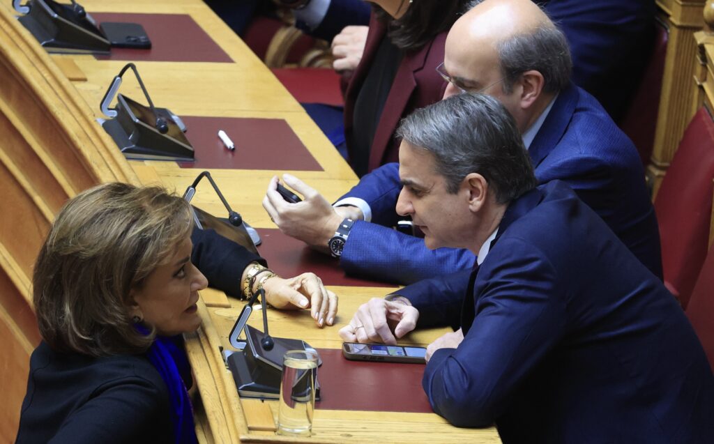 «Off the record»: Πλήγμα για Μητσοτάκη η παρέμβαση της Ντόρας