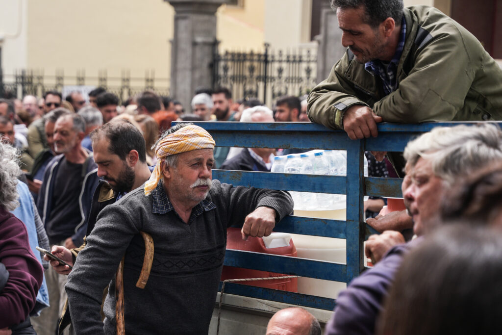 Η Λέσβος με τη θηλιά στον λαιμό