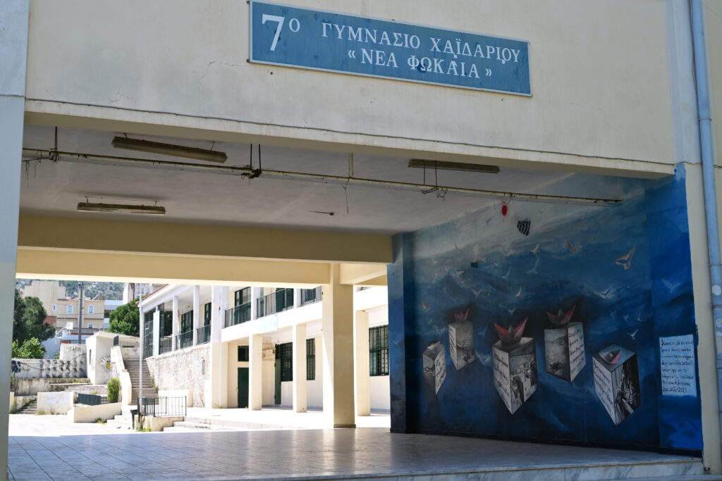 Χαϊδάρι: Υποβλήθηκε σε τετράωρο χειρουργείο και δίνει μάχη για να κρατηθεί στη ζωή δίνει η 13χρονη που έπεσε από μπαλκόνι σε σχολείο