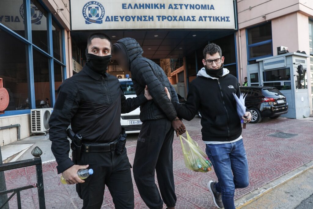 Προφυλακιστέος ο ανήλικος οδηγός για το τροχαίο στη Λιοσίων - Ελεύθερος με όρους ο συνοδηγός