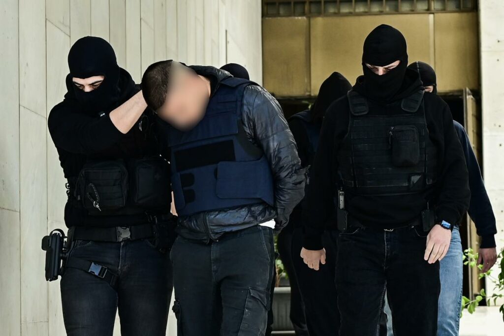 Με σκυμμένο κεφάλι ο 20χρονος οδηγήθηκε στον εισαγγελέα για τη δολοφονία του 27χρονου στον Άγιο Δημήτριο