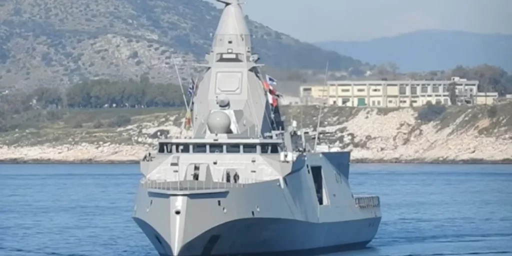 Στον Πειραιά η φρεγάτα «Κίμων»: Μητσοτάκης και Μακρόν θα την επισκεφθούν αύριο (Βίντεο)