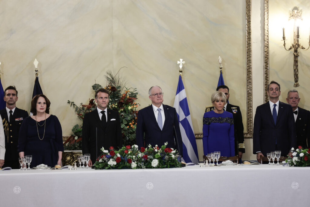 Η υποδοχή του Μακρόν στο Προεδρικό Μέγαρο - «Ελλάς - Γαλλία -Συμμαχία» στα ελληνικά από τον Γάλλο πρόεδρο (Βίντεο)