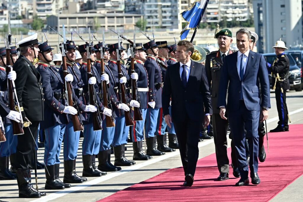 Τι σηματοδοτεί η κοινή παρουσία Μητσοτάκη και Μακρόν στη φρεγάτα «Κίμων» στον Πειραιά;