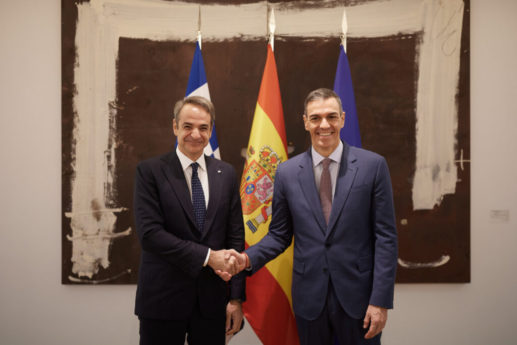O Σάντσεθ βλάπτει σοβαρά την κυβέρνηση Μητσοτάκη