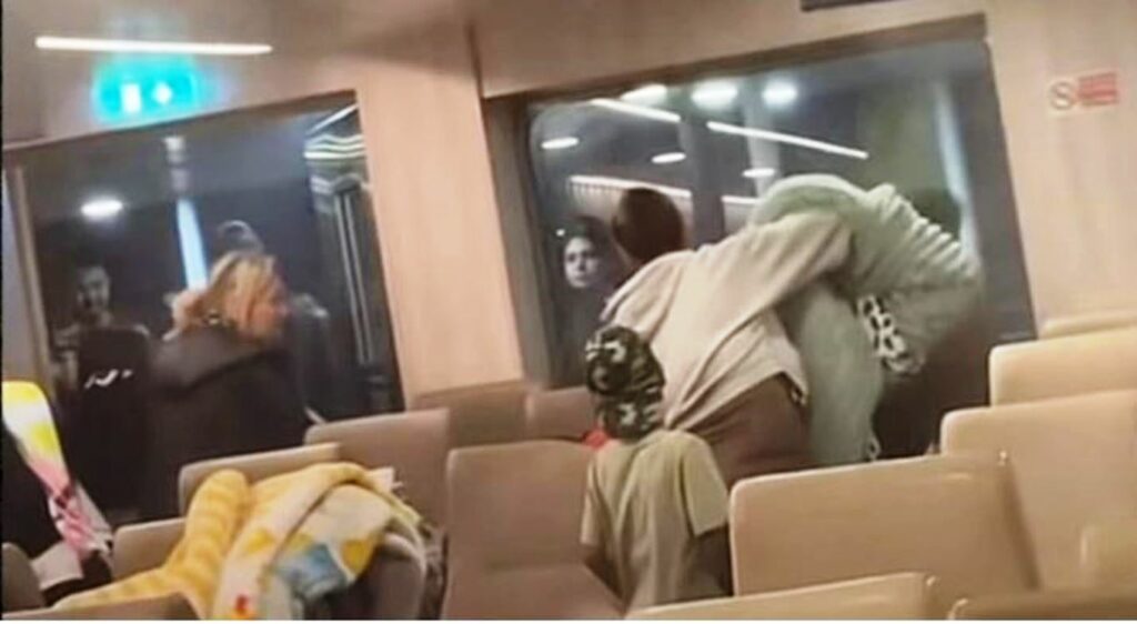 Χάος στο πλοίο Νήσος Σάμος - Ρομά άναψαν τσιγάρο και αμέσως ενεργοποιήθηκε το σύστημα πυρόσβεσης (Βίντεο)