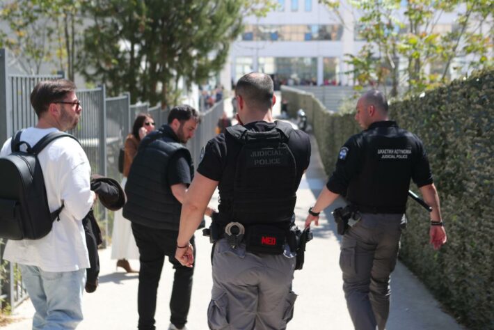 Σοκ με τον 89χρονο: Πυροβολισμοί σε ΕΦΚΑ Κεραμεικού και Εφετείο - Πέντε τραυματίες και άφαντος ο δράστης (Εικόνες)