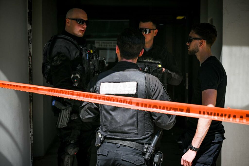 Σοκ με τον 89χρονο: Πυροβολισμοί σε ΕΦΚΑ Κεραμεικού και Εφετείο - Πέντε τραυματίες και άφαντος ο δράστης (Εικόνες)