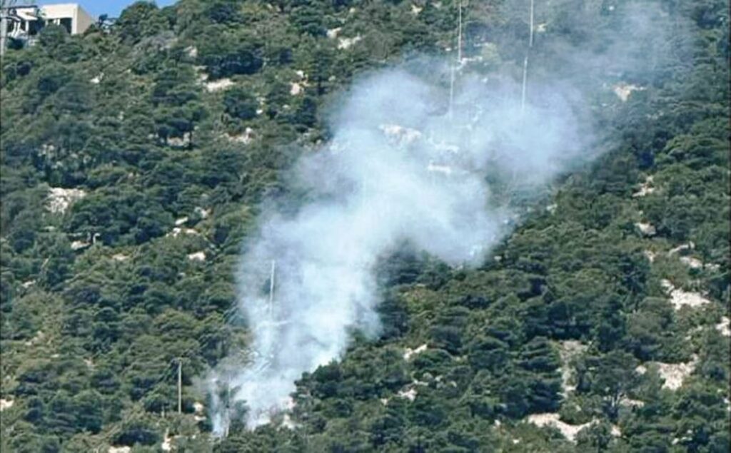 Φωτιά στην Πάρνηθα: Επιχειρούν ισχυρές δυνάμεις της πυροσβεστικής και 4 αεροσκάφη