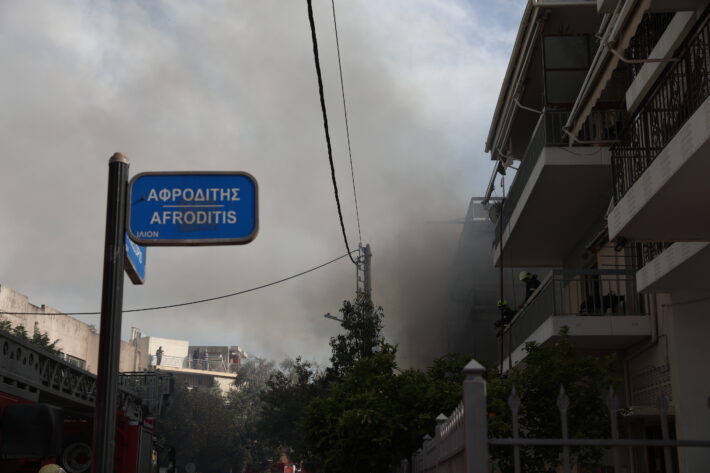 Υπό έλεγχο η φωτιά σε κατάστημα ανταλλακτικών στο Ίλιον - «Ακούγονταν εκρήξεις, παίρναμε τηλέφωνο και δεν απαντούσε κανείς»