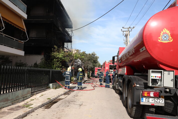 Υπό έλεγχο η φωτιά σε κατάστημα ανταλλακτικών στο Ίλιον - «Ακούγονταν εκρήξεις, παίρναμε τηλέφωνο και δεν απαντούσε κανείς»