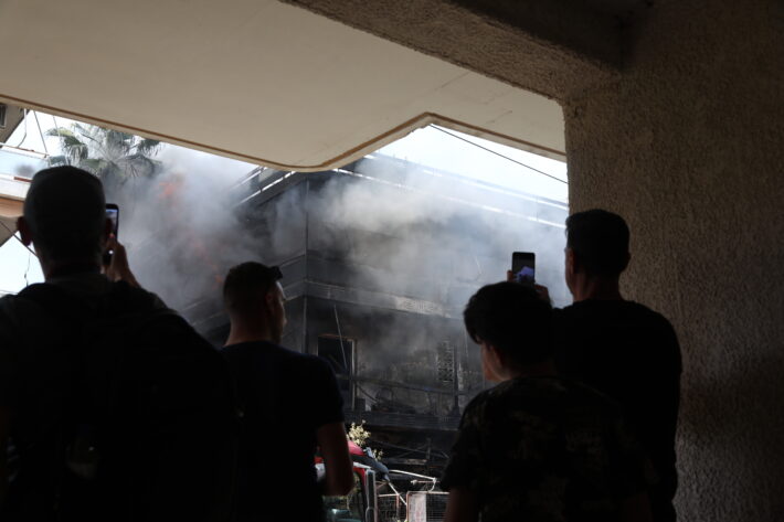 Υπό έλεγχο η φωτιά σε κατάστημα ανταλλακτικών στο Ίλιον - «Ακούγονταν εκρήξεις, παίρναμε τηλέφωνο και δεν απαντούσε κανείς»