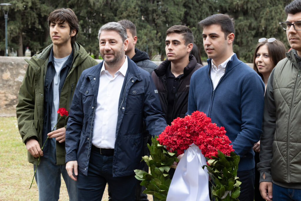 Δελφίνοι εν δράσει: Νέα γκρίνια στο ΠΑΣΟΚ που αναζωπύρωσε το ξεμπρόστιασμα Ανδρουλάκη από Μαρινάκη