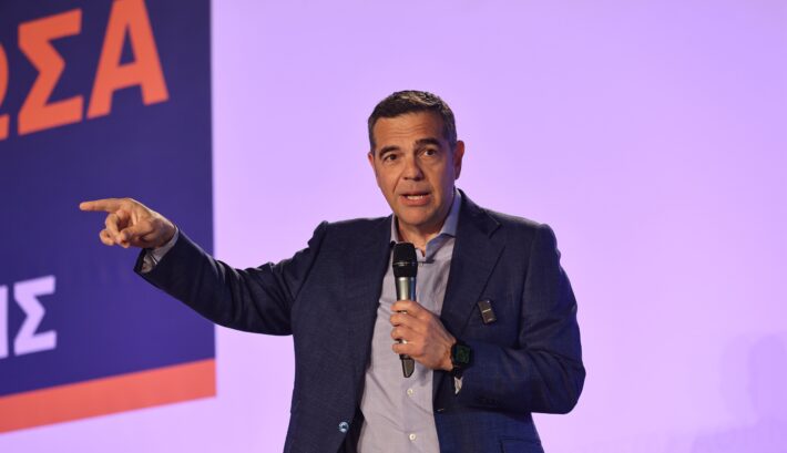 Τι απαντάει ο Τσίπρας όταν τον ρωτάνε τι έχει συμβεί με τον Κώστα Βαξεβάνη