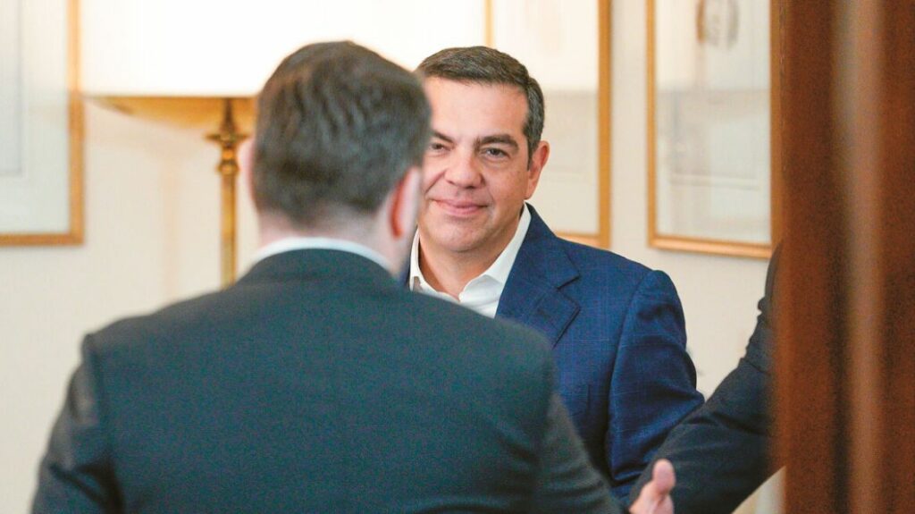 Ανεπιθύμητος στο ΠΑΣΟΚ: Όλο και πιο κοντά στον εχθρό Τσίπρα
