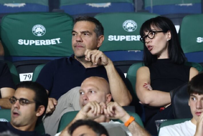 Η γυναίκα που βρέθηκε δίπλα στον Τσίπρα στο Παναθηναϊκός - ΠΑΟΚ